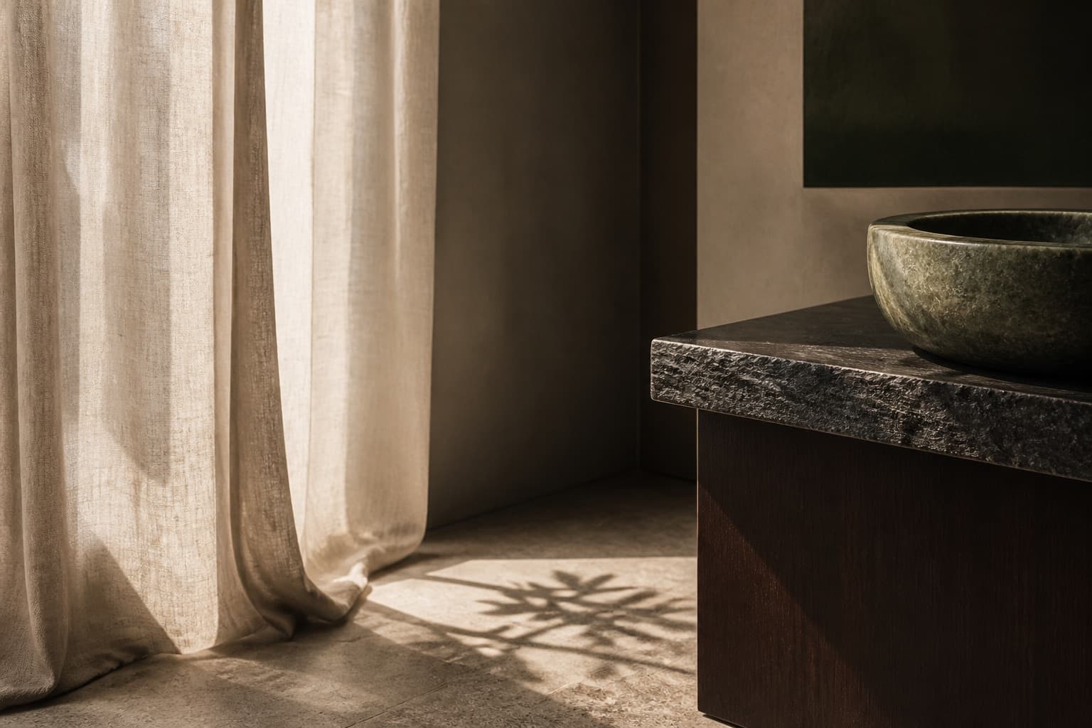 Rustig interieur met natuurlijke materialen, licht en botanische schaduwen als sfeerbeeld voor Steadroot.